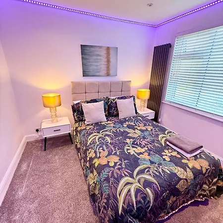 1 Bed Modern Apartment Walking Distance From Shopping Mall